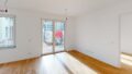 Leerer Wohnraum mit Balkon