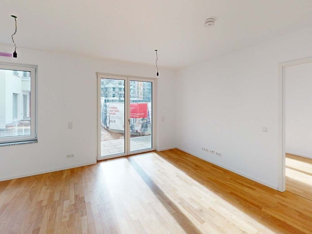 Leerer Wohnraum mit Balkon